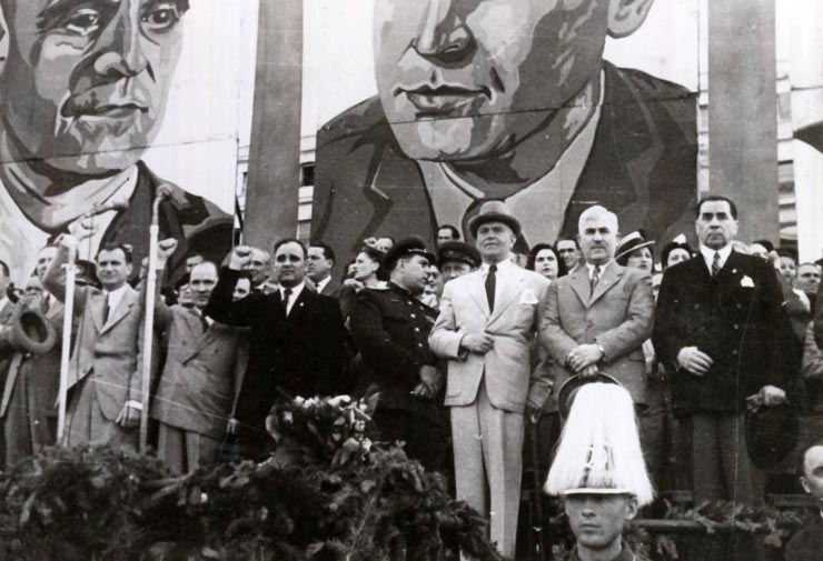 Gheorghe Gheorghiu –Dej, Petru Groza, Gh. Tătărăscu, Kavtaradze, G-ral Col. Susaikov, Th. Georgescu, L. Pătrăşcanu în tribuna oficială, primind demonstraţia oamenilor muncii cu prilejul zilei de 1 Mai 1946 (Piaţa Victoriei). (01.05.1946).