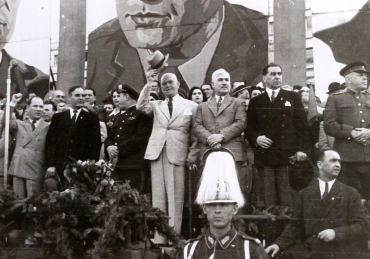 Gheorghe Gheorghiu –Dej, Petru Groza, Gh. Tătărăscu, Kavtaradze, Susaikov, Th. Georgescu,E. Bodnăraş în tribuna oficială, primind demonstraţia oamenilor muncii cu prilejul zilei de 1 Mai 1946 (Piaţa Victoriei). (01.05.1946).