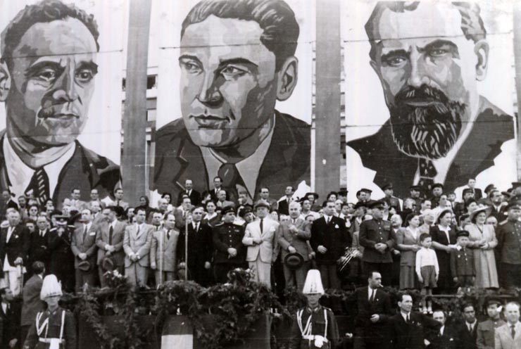 Gheorghe Gheorghiu –Dej, Petru Groza, Gh. Tătărăscu, Kavtaradze, Susaikov, Th. Georgescu, E. Bodnăraş, M. Ralea, L. Pătrăşcanu, Zaharia Tănase, Zaroni, Vasiliu Răşcanu în tribuna oficială, primind demonstraţia oamenilor muncii cu prilejul zilei de 1 Mai 1946 (Piaţa Victoriei). (01.05.1946).