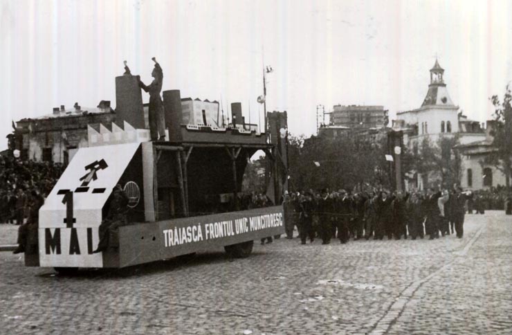 Demonstraţia oamenilor muncii din Capitală cu prilejul zilei de 1 Mai 1946 (Piaţa Victoriei). (01.05.1946).