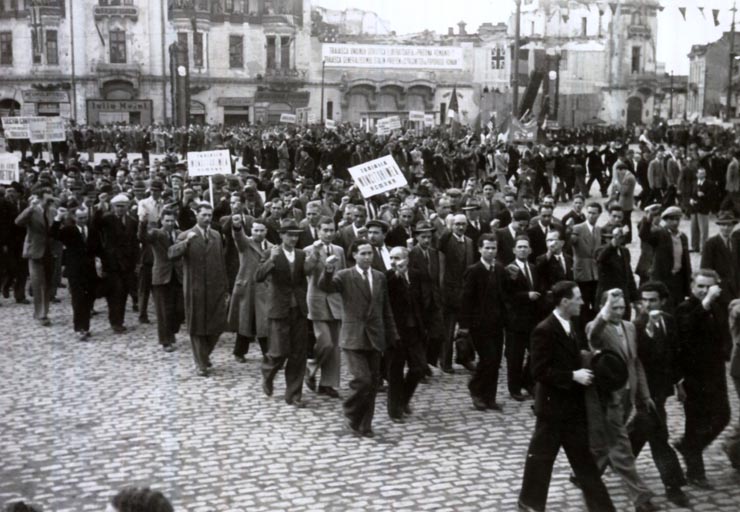 Aspecte de la mitingul oamenilor muncii din Capitală cu prilejul zilei de 1 Mai 1946. (01.05.1946).