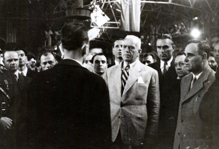 Gheorghe Gheorghiu –Dej, Petru Groza, ş.a., participă la festivitatea din Gara de Nord, unde muncitorii ceferişti predau guvernului democrat un tren, dar pregătit de ei în cinstea zilei de 1 Mai. (02.05.1946).