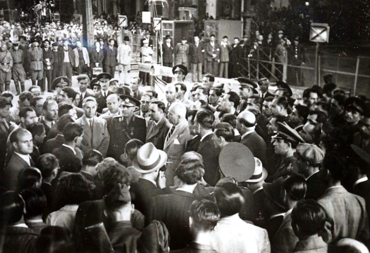 Gheorghe Gheorghiu –Dej, Petru Groza, G-ral Vasiliu Răşcanu, P. Constantinescu-Iaşi, ş.a., participă la festivitatea din Gara de Nord, unde muncitorii ceferişti predau guvernului democrat un tren, dar pregătit de ei în cinstea zilei de 1 Mai. (02.05.1946).