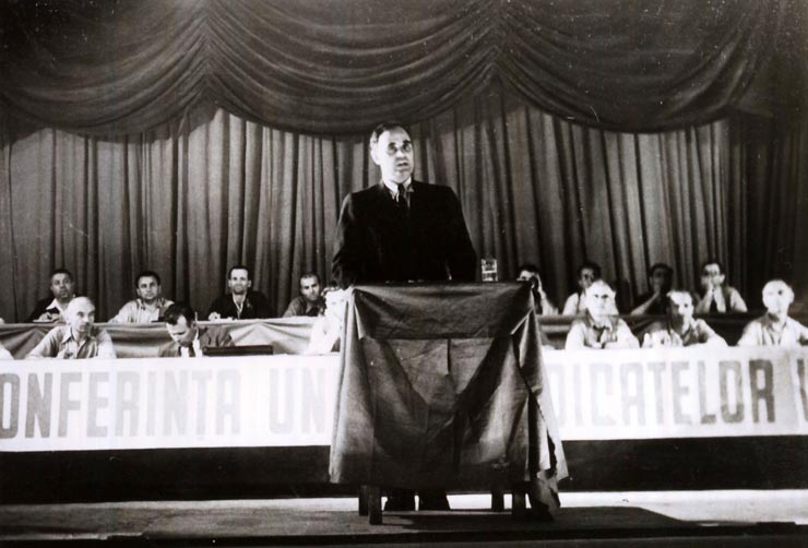 Gheorghe Gheorghiu –Dej vorbind la Conferinţa Uniunii Sindicatelor C.F.R. despre problemele care interesează masele muncitoare şi funcţionarii de la C.F.R. Sunt prezenţi: Chivu Stoica, ş.a. (03.07.1946).