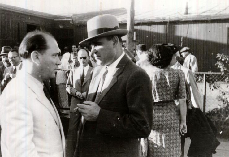 Gheorghe Gheorghiu –Dej pe Aeroportul Băneasa înainte de plecare la Conferinţa de Pace de la Paris, întreţinându-se cu Teohari Georgescu. (11.08.1946).