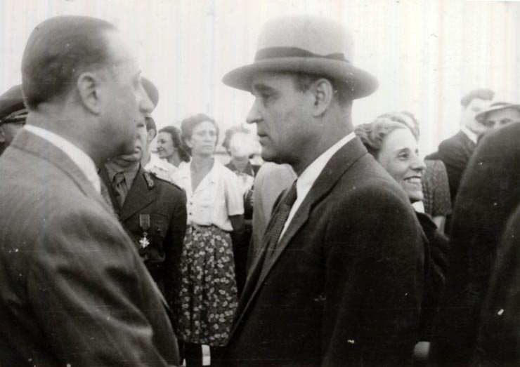 Gheorghe Gheorghiu –Dej pe Aeroportul Băneasa înainte de plecare la Conferinţa de Pace de la Paris.(11.08.1946).