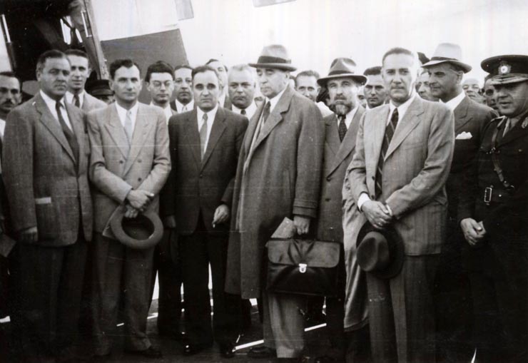 Membrii delegaţiei guvernamentale române pe Aeroportul Băneasa înainte de plecare la Conferinţa de Pace de la Paris. Din delegaţie au făcut parte: Dej, Şt. Voitec, Gh. Tătărăscu, M. Ralea, L. Pătrăşcanu, I. Gh. Maurer, G-ral Vasiliu Răşcanu. (11.08.1946).