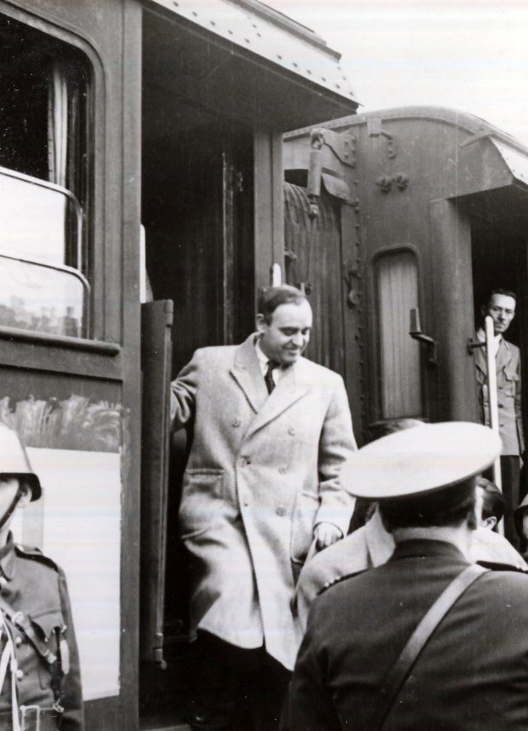 Delegaţia guvernamentală română care a participat la Conferinţa de Pace de la Paris, se întoarce în ţară - Gheorghe Gheorghiu –Dej coborând din tren în Gara Predeal, unde a avut loc un miting în cinstea membrilor delegaţiei. (21.09.1946).