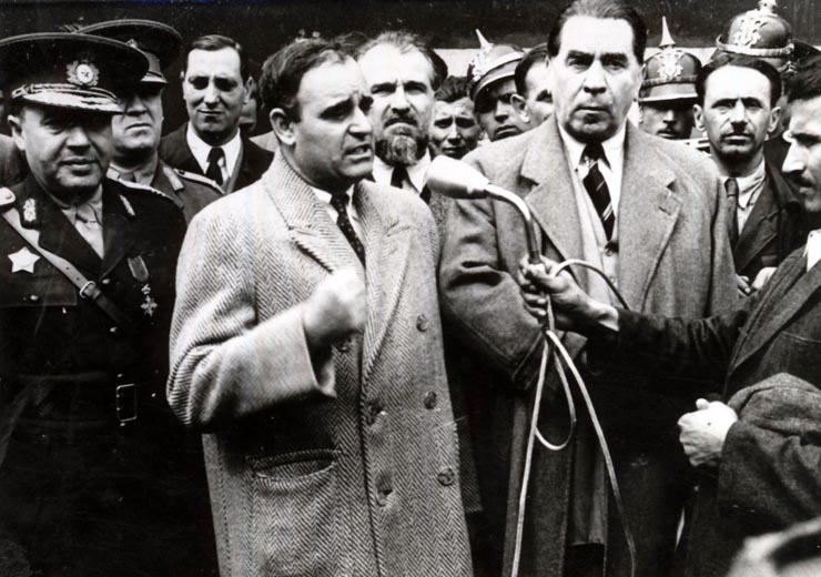 Membrii delegaţiei guvernamentale române care a participat la Conferinţa de Pace de la Paris, în Gara Predeal, unde a avut loc un miting la care au luat cuvântul Dej, Gh. Tătărăscu, Fl. Bagdasar, G-ral Precup şi alţi membrii ai delegaţiei. (21.09.1946).