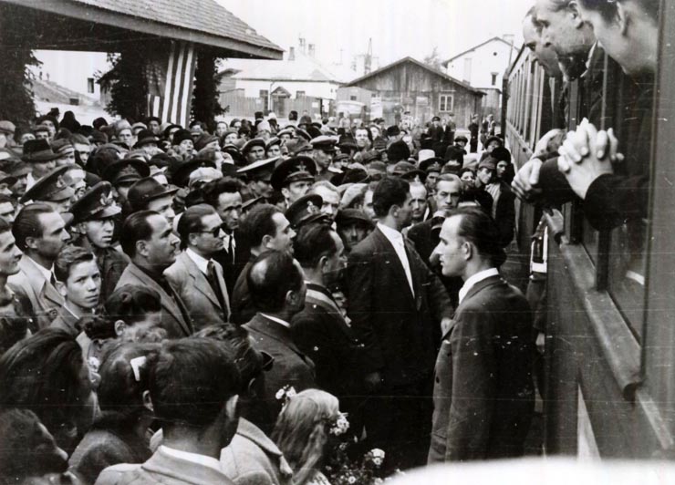 Trenul cu membrii delegaţiei guvernamentale române care a participat la Conferinţa de Pace de la Paris se înapoiază în ţară. Aspect din Gara Predeal (în tren: Gheorghe Gheorghiu –Dej, Şt. Voitec şi Florica Bagdasar). (21.09.1946).