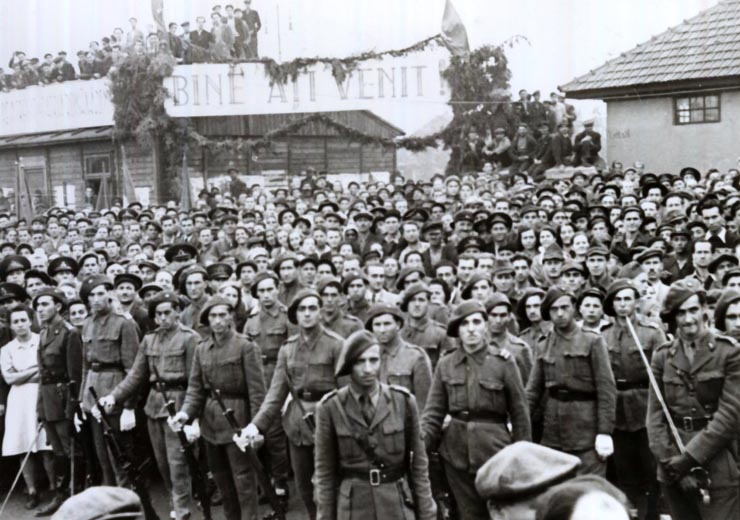 Delegaţia guvernamentală română care a participat la Conferinţa de Pace de la Paris şi din care a făcut parte Gheorghe Gheorghiu –Dej, se întoarce în ţară. Primirea făcută în Gara Predeal. (21.09.1946).