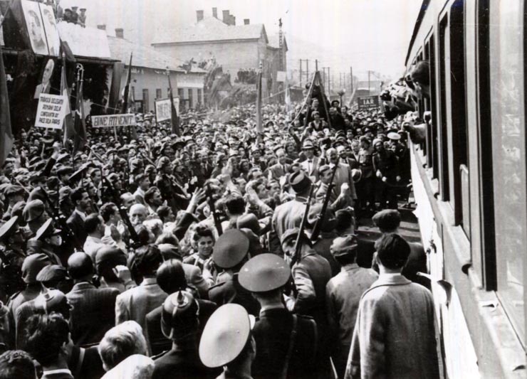 Aspect de la primirea făcută în Gara Predeal membrilor delegaţiei guvernamentale române care au participat la Conferinţa de Pace de la Paris. (21.09.1946).