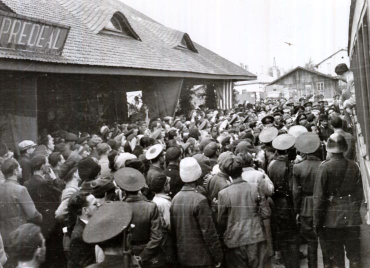 Aspect de la primirea făcută în Gara Predeal membrilor delegaţiei guvernamentale române care au participat la Conferinţa de Pace de la Paris. (21.09.1946).