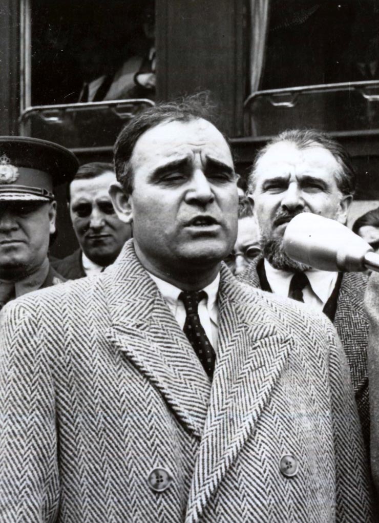 Membrii delegaţiei guvernamentale române care au participat la Conferinţa de Pace de la Paris, în Gara Predeal, unde a avut loc un miting la care au luat cuvântul Gheorghe Gheorghiu –Dej, Şt. Voitec, Florica Bagdasar, Gh. Tătărăscu, G-ral Precup, ş.a. (21.09.1946).