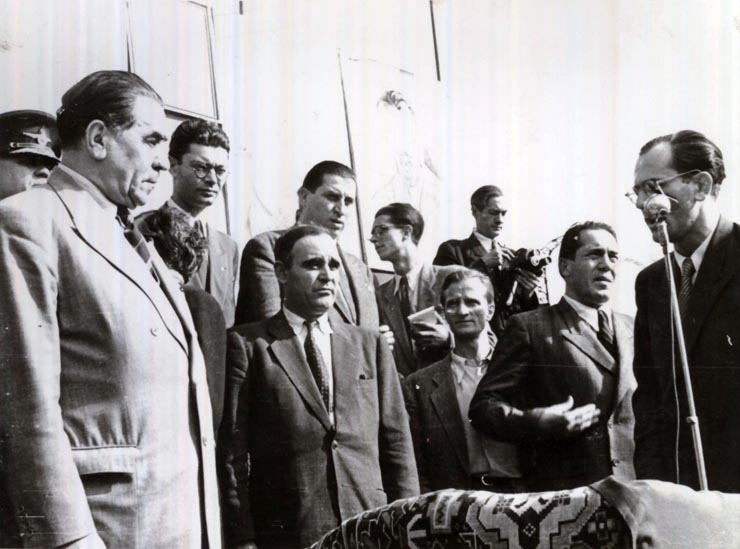 Gheorghe Gheorghiu –Dej, Şt. Voitec, Gh. Tătărăscu, E. Bodnăraş şi alţi membrii ai delegaţiei române la Conferinţa Păcii de la Paris se întorc în ţară. Aspect din Gara Ploieşti-Vest unde a avut loc un miting cu acest prilej. (21.09.1946).