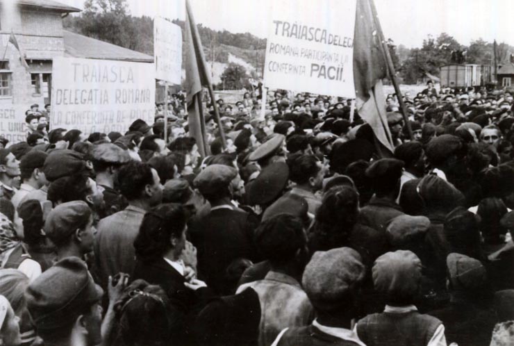 Gheorghe Gheorghiu –Dej, Şt. Voitec, Gh. Tătărăscu şi alţi membrii ai delegaţiei române la Conferinţa Păcii de la Paris se întorc în ţară. Aspect din Gara Ploieşti-Vest unde a avut loc un miting cu acest prilej. (21.09.1946).