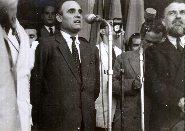 Gheorghe Gheorghiu –Dej vorbind la mitingul din Gara Băneasa cu prilejul întoarcerii în ţară a delegaţiei române care a participat la Conferinţa Păcii de la Paris. Sunt prezenţi: Şt. Voitec, ş.a. (21.09.1946).