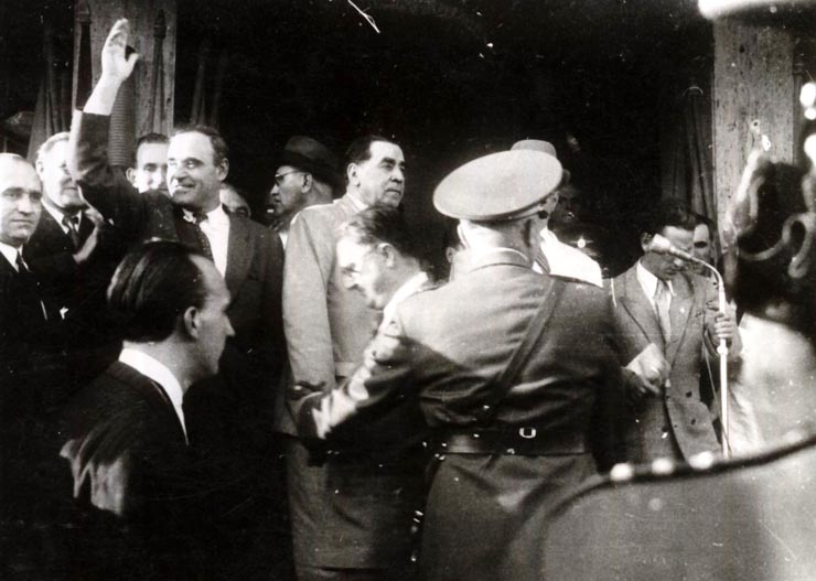 Dej, Gh. Tătărăscu, ş.a. în Gara Băneasa la întoarcerea de la Conferinţa Păcii de la Paris (delegaţia a fost întâmpinată de P. Groza, conducători de partid şi de stat, de numeroşi oameni ai muncii). (21.09.1946).