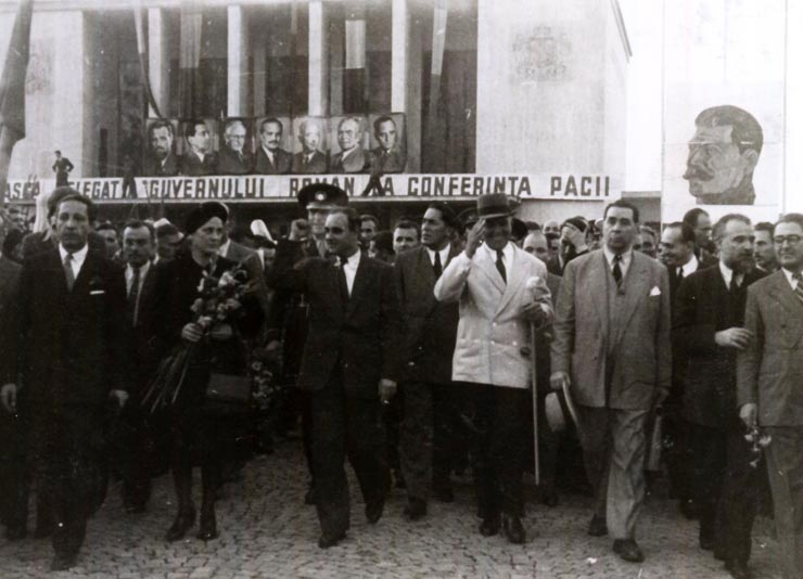 Gheorghe Gheorghiu –Dej, Gh. Tătărăscu, P. Groza, Şt. Voitec, Fl. Bagdasar, părăsind Gara Băneasa după înapoierea de la Conferinţa Păcii de la Paris. (21.09.1946).