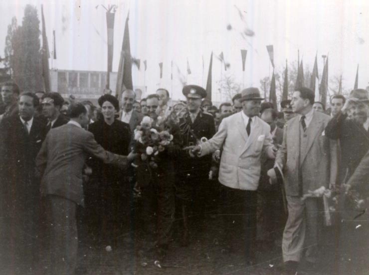 Gheorghe Gheorghiu –Dej primeşte flori de la oamenii muncii cu prilejul înapoierii în ţară de la Conferinţa Păcii de la Paris (Gara Băneasa). Sunt de faţă: P. Groza, Şt. Voitec, Fl. Bagdasar, Gh. Tătărăscu. (21.09.1946).