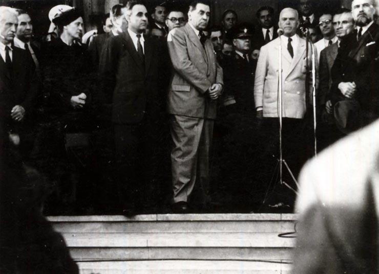 Dej, Şt. Voitec, Gh. Tătărăscu, P. Groza, Fl. Bagdasar, Vasiliu Răşcanu, Petre Constantinescu-Iaşi, Acad. Nicolau Gh., în Gara Băneasa, la înapoierea de la Conferinţa Păcii de la Paris (delegaţia a fost întâmpinată de P. Groza, conducători de partid şi de stat, de numeroşi oameni ai muncii). (21.09.1946).