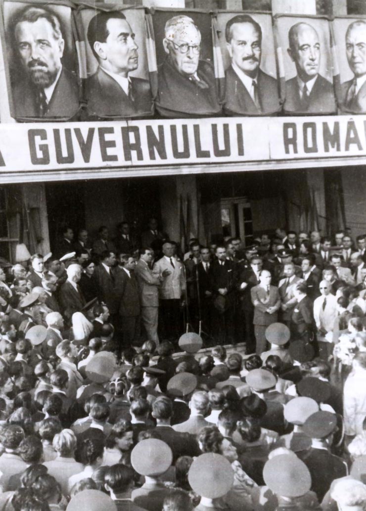 Dej, Şt. Voitec, Gh. Tătărăscu, P. Groza, Fl. Bagdasar, V. Luca, Th. Georgescu, ing. G.  Nicolau, membrii ai delegaţiei române la Conferinţa Păcii de la Paris, la sosirea în Gara Băneasa. (21.09.1946)