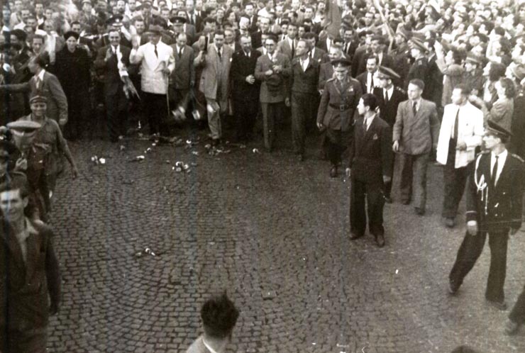 Miting în Gara Băneasa cu prilejul întoarcerii în ţară a delegaţiei române care a participat la Conferinţa Păcii de la Paris. Din delegaţie au făcut parte: Gh. Gheorghiu–Dej, Şt. Voitec, Gh. Tătărăscu, P. Groza, I.G. Maurer, Th. Georgescu, Fl. Bagdasar, ş.a. (21.09.1946).
