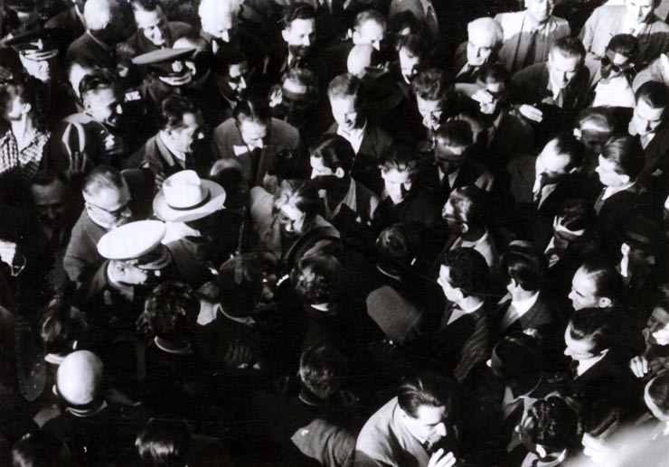 Miting în Gara Băneasa cu prilejul întoarcerii în ţară a delegaţiei române care a participat la Conferinţa Păcii de la Paris. Din delegaţie au făcut parte: Dej, Şt. Voitec, I.G. Maurer, Gh. Tătărăscu, ş.a. (21.09.1946).