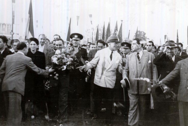 Plecarea de la mitingul din Gara Băneasa, care a avut loc cu prilejul înapoierii în ţară a delegaţiei române care a participat la Conferinţa Păcii de la Paris. Din delegaţie au făcut parte: Dej, Şt. Voitec, Gh. Tătărăscu, P. Groza, Fl. Bagdasar, G-ral Dămăceanu (21.09.1946).