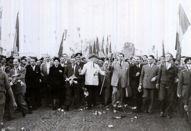 Plecarea de la mitingul din Gara Băneasa, care a avut loc cu prilejul înapoierii în ţară a delegaţiei române care a participat la Conferinţa Păcii de la Paris. Din delegaţie au făcut parte: Dej Şt. Voitec, Gh. Tătărăscu, P. Groza, Th. Georgescu, Fl. Bagdasar. (21.09.1946).