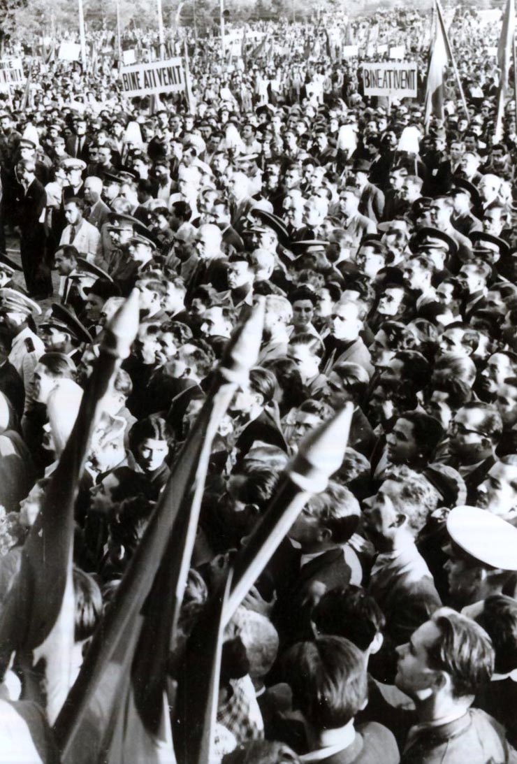 Aspect de la mitingul din Gara Băneasa, cu prilejul înapoierii în ţară a delegaţiei române care a participat la Conferinţa Păcii de la Paris. Din delegaţie au făcut parte: Gh. Gheorghiu–Dej, Şt. Voitec, ş.a. (21.09.1946).