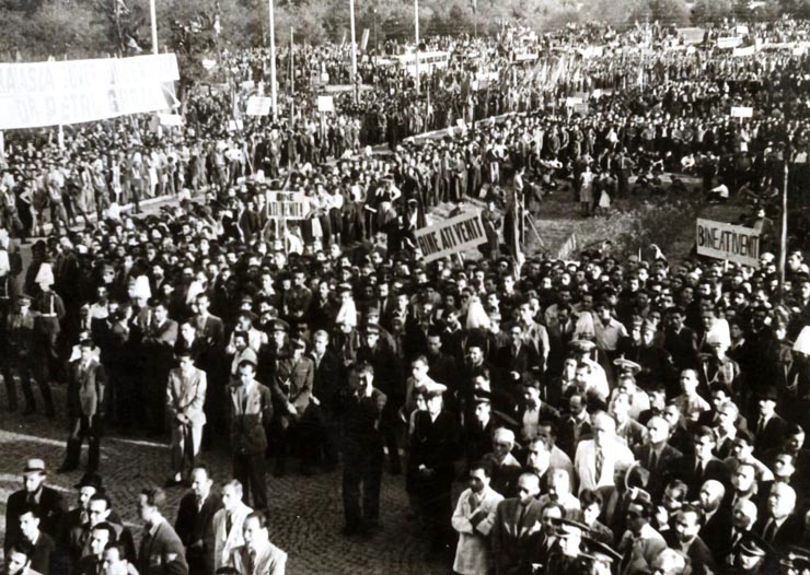 Aspect de la mitingul din Gara Băneasa, cu prilejul înapoierii în ţară a delegaţiei române care a participat la Conferinţa Păcii de la Paris. Din delegaţie au făcut parte: Dej, Şt. Voitec, I.G.Maurer, ş.a. (21.09.1946).