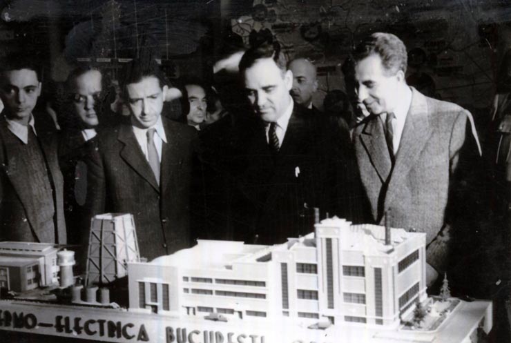 În prezenţa lui Dej s-a deschis ls 25.09.1946 la sala „Dalles” expoziţia „Refacerea şi dezvoltarea căilor ferate”. Sunt prezenţi: V. Luca, ş.a. (25.09.1946).