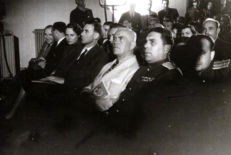 Festivitate cu prilejul deschiderii noului teatru C.F.R. Giuleşti. Participă Gh. Gheorghiu–Dej, Th. Georgescu, P. Groza, G-ral Col. Susaikov, Gh. Apostol, Chivu Stoica, ş.a. (27.09.1946).