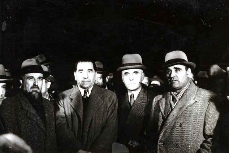 Membrii delegaţiei române în Gara Băneasa, după întoarcerea de la Paris, unde au  participat la semnarea tratatului de pace cu România. Din delegaţie au făcut parte: Dej, Şt. Voitec, Gh. Tătărăscu, G-ral Dămăceanu, Th. Georgescu. (17.10.1946).