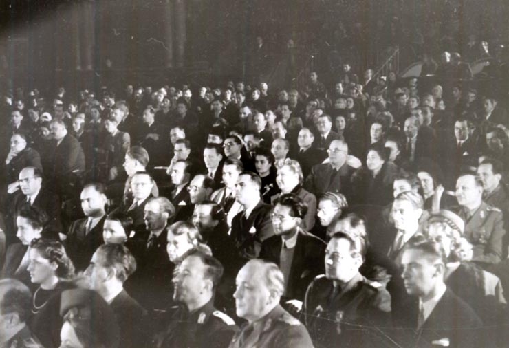Aspecte de la festivitatea organizată la Ateneu la 19.10.1946 cu prilejul sărbătoririi zilei prieteniei româno-sovietice. Participă: Gh. Gheorghiu–Dej, Gh. Tătărăscu, P. Groza, I.G. Maurer, reprezentanţi diplomatici şi militari ai U.R.S.S., ş.a. (19.10.1946).