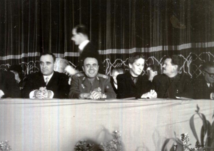 Aspecte de la festivitatea organizată la Ateneu la 19.10.1946 cu prilejul sărbătoririi zilei prieteniei româno-sovietice. Participă: Gh. Gheorghiu–Dej, Gh. Tătărăscu, P. Groza, I.G. Maurer, C.I. Parhon, Fl. Bagdasar, G-ral V. Răşcanu, reprezentanţi diplomatici şi militari ai U.R.S.S., ş.a. (19.10.1946).