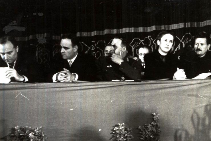 Aspecte de la festivitatea organizată la Ateneu la 19.10.1946 cu prilejul sărbătoririi zilei prieteniei româno-sovietice. Participă: Gh. Gheorghiu–Dej, Gh. Tătărăscu, P. Groza, I.G. Maurer, C.I.Parhon, Fl. Bagdasar, G-ral V. Răşcanu, reprezentanţi diplomatici şi militari ai U.R.S.S., ş.a. (19.10.1946).