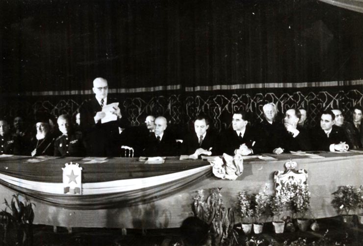 Aspecte de la festivitatea organizată la Ateneu la 19.10.1946 cu prilejul sărbătoririi zilei prieteniei româno-sovietice. Participă: Gh. Gheorghiu–Dej, Gh. Tătărăscu, P. Groza, I.G. Maurer, C.I. Parhon, M. Sadoveanu, reprezentanţi diplomatici şi militari ai U.R.S.S., ş.a. (19.10.1946).