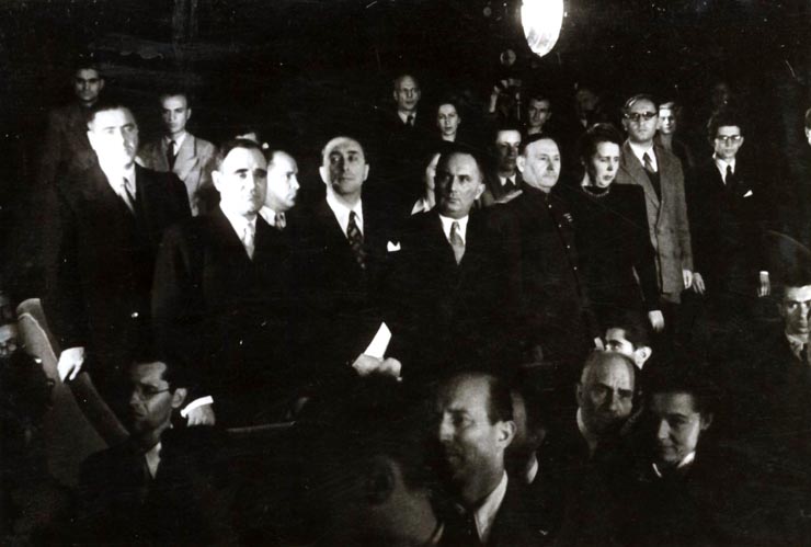 Aspecte de la festivitatea organizată la Ateneu la 19.10.1946 cu prilejul sărbătoririi zilei prieteniei româno-sovietice. Participă: Gh. Gheorghiu–Dej, Gh. Tătărăscu, P. Groza, I.G. Maurer, C.I.Parhon, Lothar Rădăceanu, Th. Georgescu, reprezentanţi diplomatici şi militari ai U.R.S.S., ş.a. (19.10.1946).