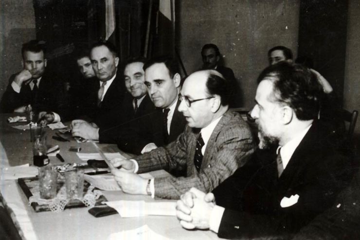 Şedinţă comună în sala cinematografului „Paris” a Comitetelor Centrale a P.C.R. şi P.S.D., în prezenţa candidaţilor comunişti şi social-democraţi, cu privire la sarcinile celor două partide pentru victoria în alegeri a B.P.D.-ului. În prezidiul şedinţei se află: Gh. Gheorghiu–Dej, Şt. Voitec, Lothar Rădăceanu, M. Constantinescu, V. Luca, Chivu Stoica, Gh. Vasilichi, ş.a. (23.10.1946).