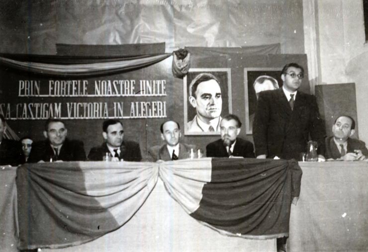 Şedinţă comună în sala cinematografului „Paris” a Comitetelor Centrale a P.C.R. şi P.S.D., în prezenţa candidaţilor comunişti şi social-democraţi, cu privire la sarcinile celor două partide pentru victoria în alegeri a B.P.D.-ului. În prezidiul şedinţei se află: Gh. Gheorghiu–Dej  Şt. Voitec, Lothar Rădăceanu, M. Constantinescu, V. Luca, ş.a. (23.10.1946).
