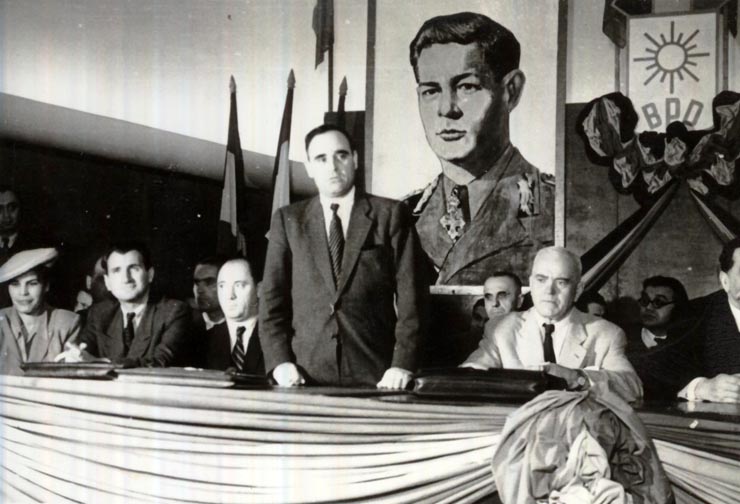 Gh. Gheorghiu–Dej vorbind la conferinţa pe ţară a candidaţilor B.P.D. din sala „Dalles”. În prezidiu se află: Gh. Gh.–Dej,  P. Groza, Th. Georgescu, Gh. Tătărăscu, L. Pătrăşcanu, M. Constantinescu. (24.10.1946).