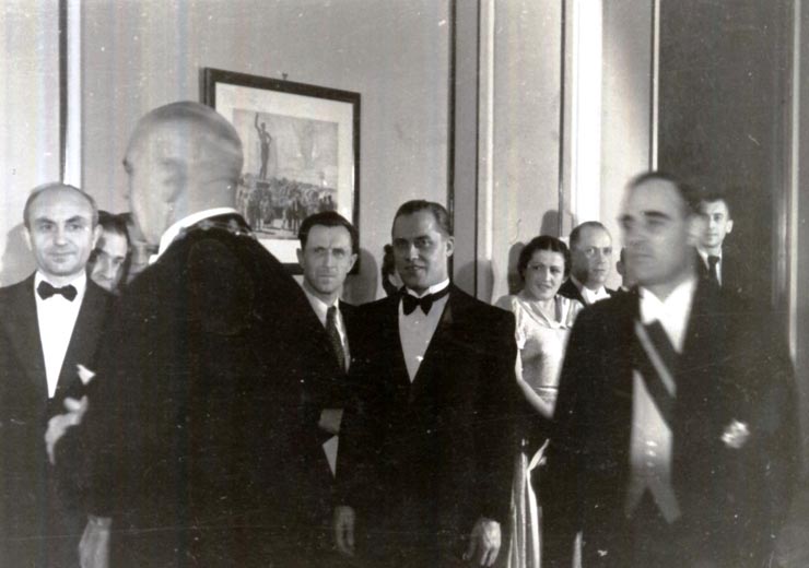 Gh. Gheorghiu–Dej, P. Groza, ş.a., luând parte la recepţia organizată cu prilejul sărbătoririi zilei de 7 noiembrie, la Ambasada Sovietică. (7.11.1946).