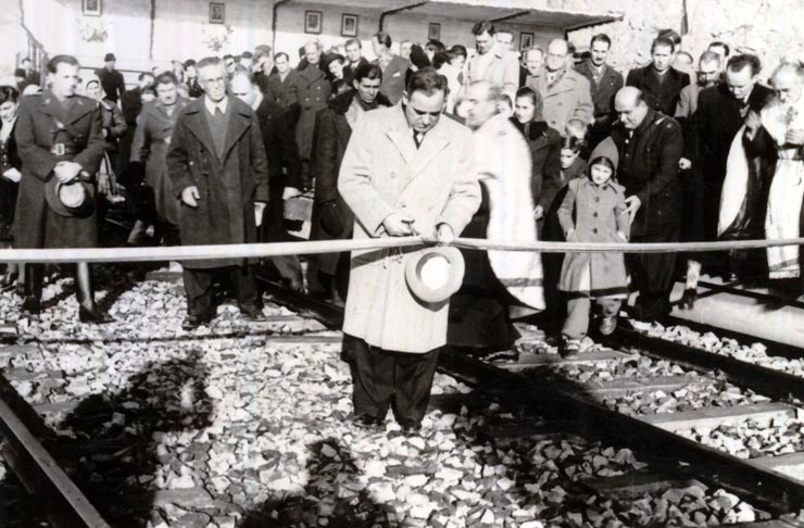 Gh. Gheorghiu–Dej taie panglica cu prilejul inaugurării viaductului de la Caracău. (10.11.1946).