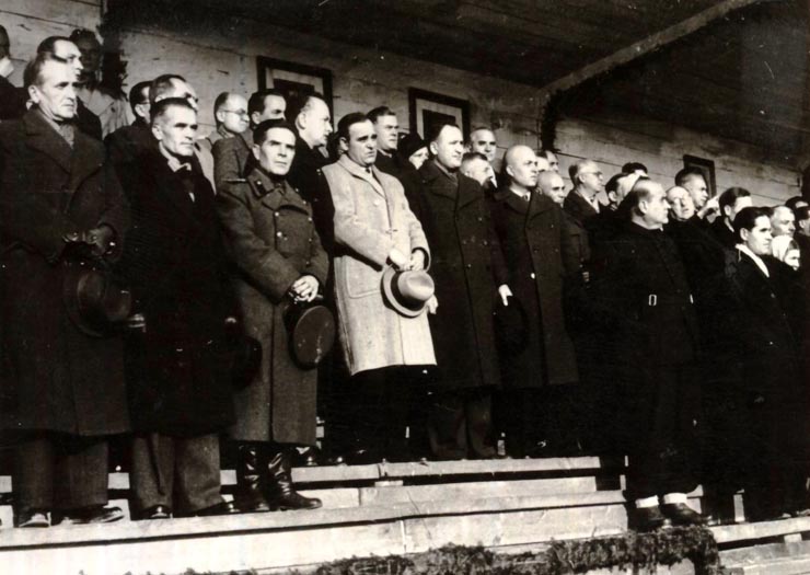 Dej şi alte persoane participă la solemnitatea inaugurării viaductului de la Caracău. (10.11.1946).