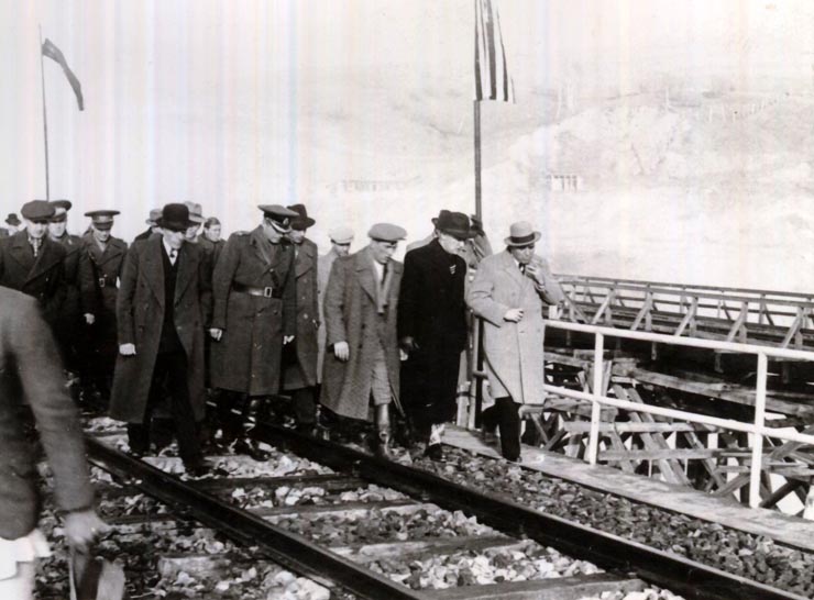 Dej, I. Chişinevschi, după inaugurarea viaductului de la Caracău, vizitează şantierul. (10.11.1946).