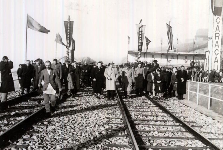 Gh. Gheorghiu–Dej, după inaugurarea viaductului de la Caracău, vizitează şantierul. (10.11.1946).