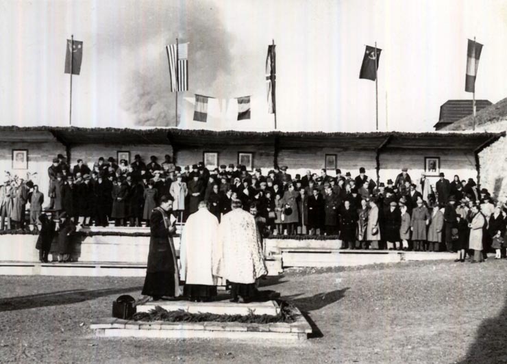 Gh. Gheorghiu–Dej şi alte persoane participă la solemnitatea inaugurării viaductului de la Caracău. (10.11.1946).