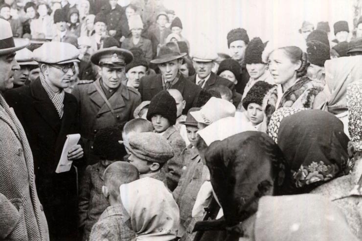 Gh. Gheorghiu–Dej la Caracău, după inaugurarea viaductului, stând de vorbă cu localnicii. (10.11.1946).